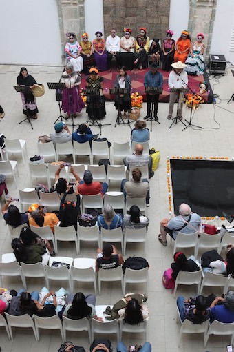 Letras, canto y memoria: la palabra también celebra a los muertos