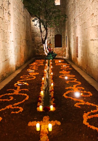 “Solo un poco aquí”*