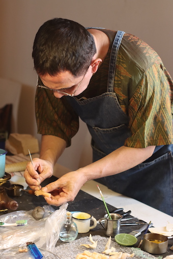 La cera que guarda el tiempo: Un oficio heredado en silencio