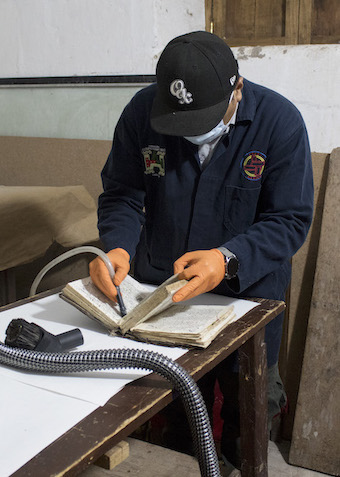 Tratamiento de desinsectación en el templo de Santa María Tiltepec